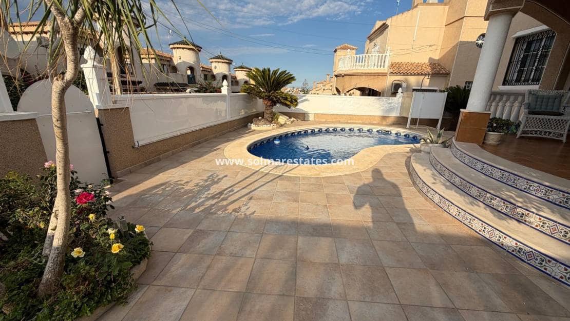 3 quarto Moradia para venda em Villamartin com piscina - 369 000 € (Ref: 10104285)