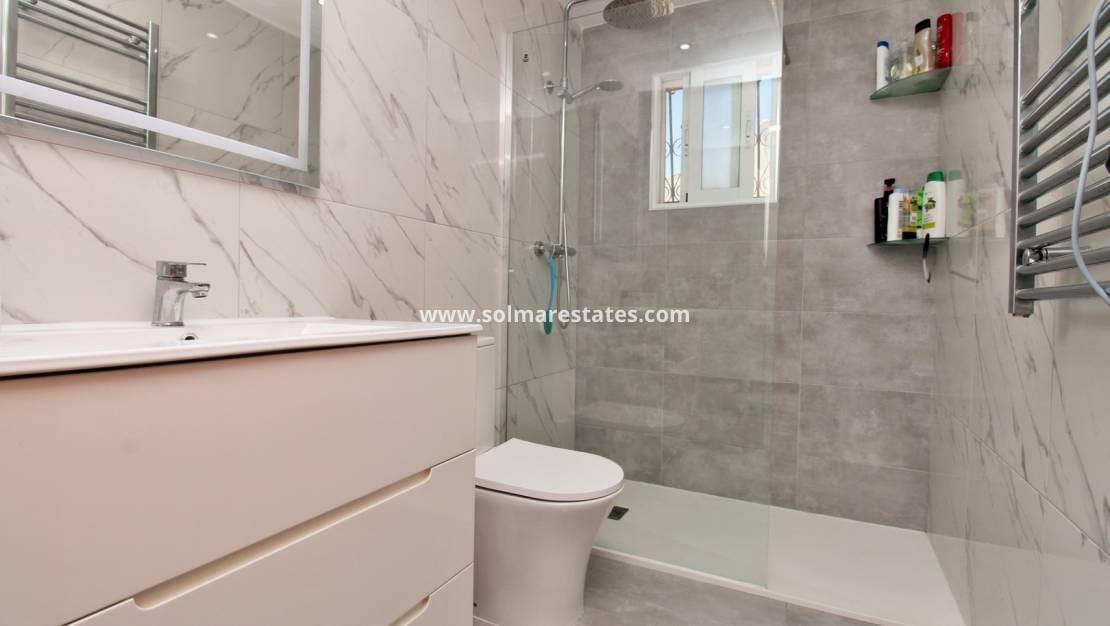 4 sovrum Villa till salu i Villamartin med pool garage - 379 995 € (Ref: 10111852)