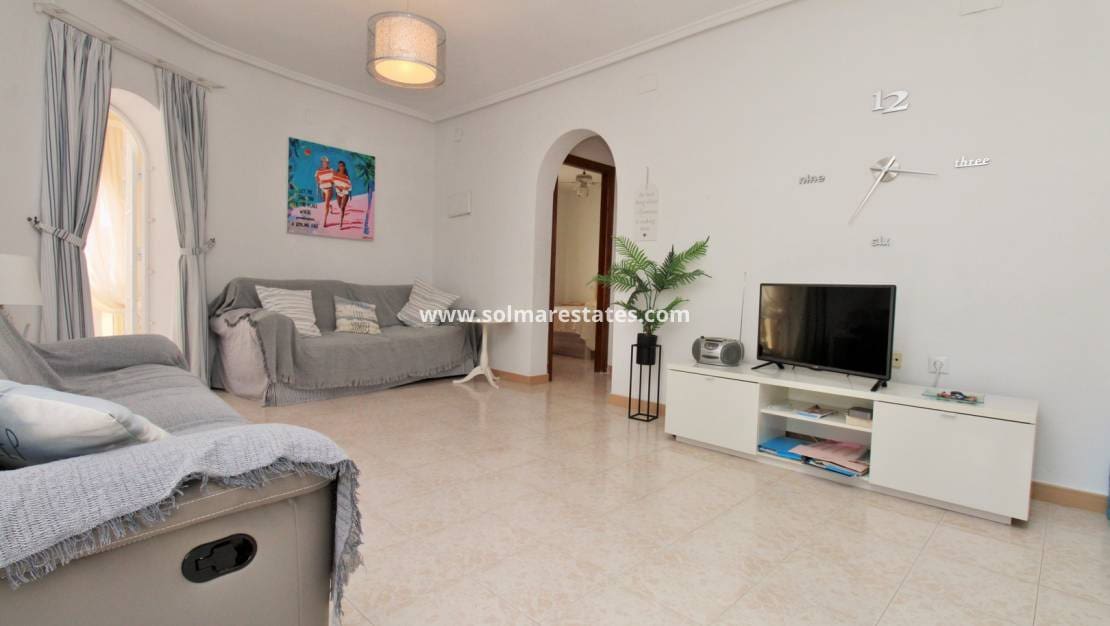 4 sovrum Villa till salu i Villamartin med pool garage - 379 995 € (Ref: 10111852)