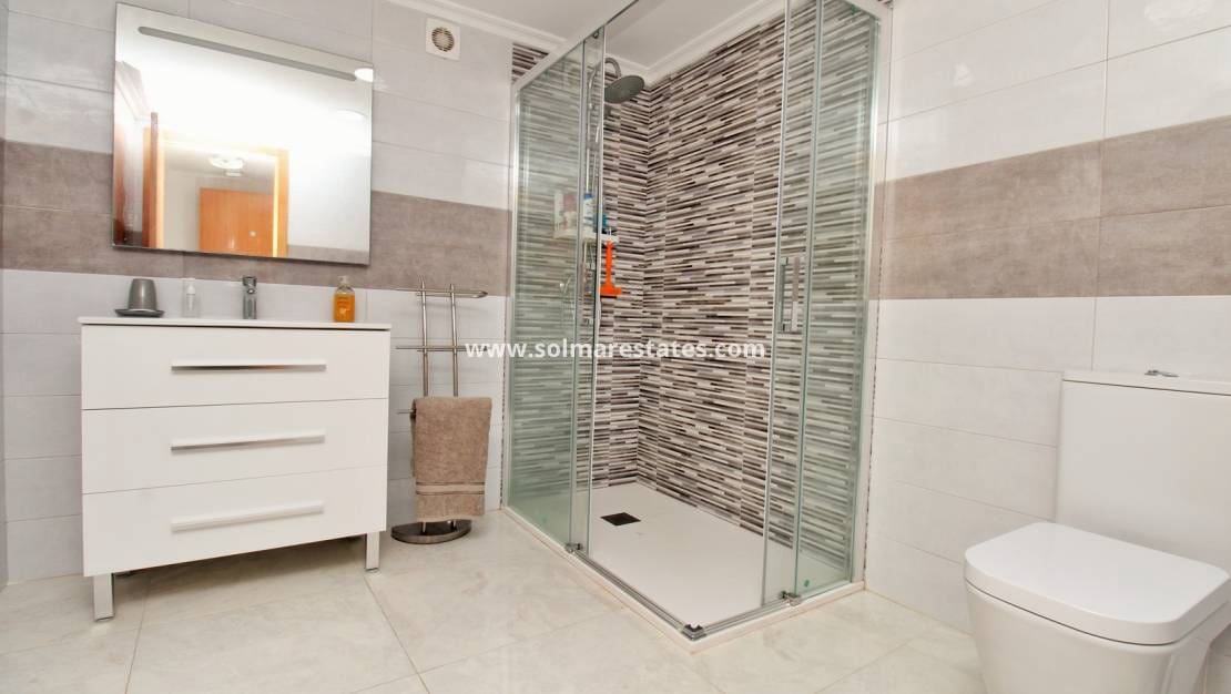 4 sovrum Villa till salu i Villamartin med pool garage - 379 995 € (Ref: 10111852)