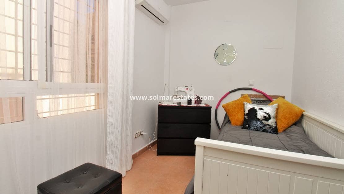 3 sovrum Radhus till salu i Villamartin med pool garage - 199 950 € (Ref: 10111854)