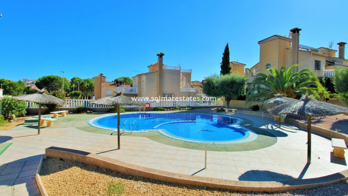 3 Zimmer Reihenhaus zu verkaufen in Villamartin mit Pool Garage - 229.950 € (Ref: 10111855)