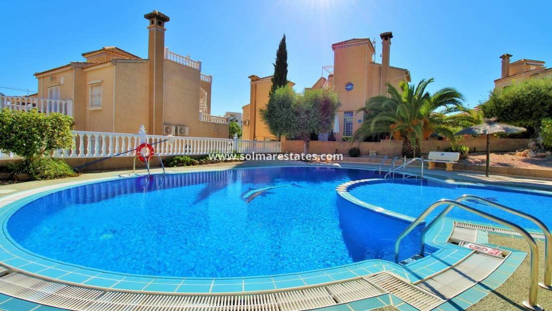 3 Zimmer Reihenhaus zu verkaufen in Villamartin mit Pool Garage - 229.950 € (Ref: 10111855)
