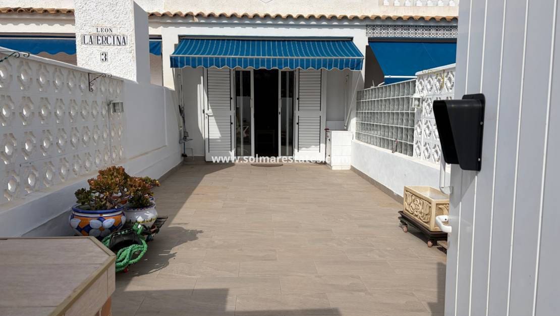 3 slaapkamer Huis te koop in La Zenia met garage - € 329.950 (Ref: 10120761)