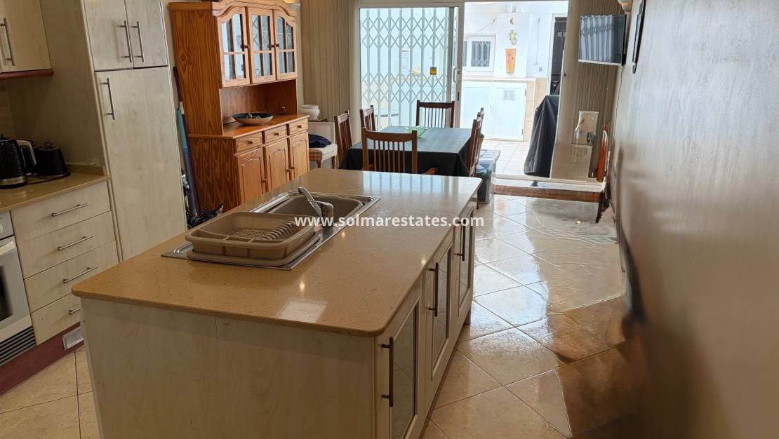 3 slaapkamer Huis te koop in La Zenia met garage - € 329.950 (Ref: 10120761)