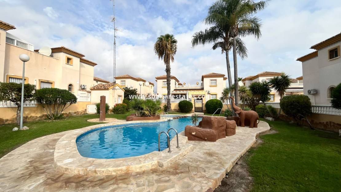 3 sovrum Semi-fristående Villa till salu i Villamartin med pool - 224 950 € (Ref: 10120887)