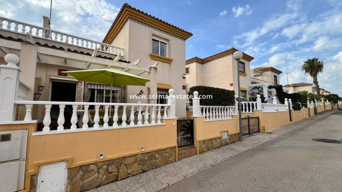 3 sovrum Semi-fristående Villa till salu i Villamartin med pool - 224 950 € (Ref: 10120887)