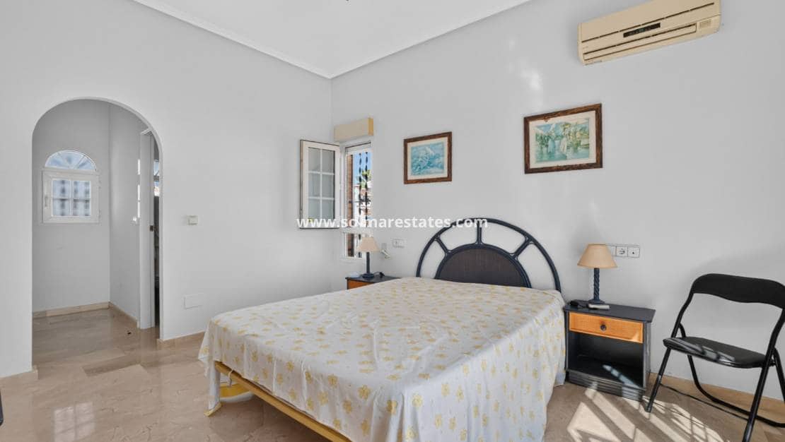 3 sovrum Villa till salu i Villamartin med pool - 529 000 € (Ref: 10135009)