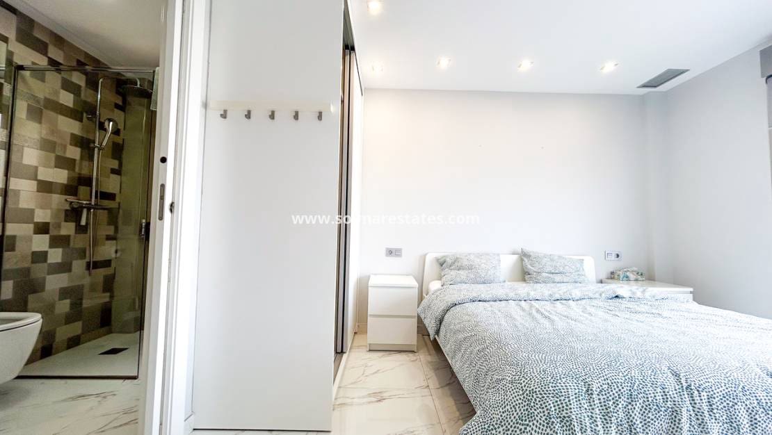 3 bedroom Villa for sale in Villamartin with pool - € 379,995 (Ref: 10135267)