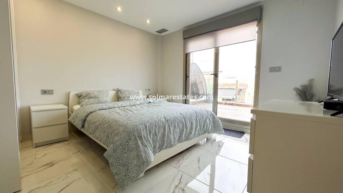 3 bedroom Villa for sale in Villamartin with pool - € 379,995 (Ref: 10135267)