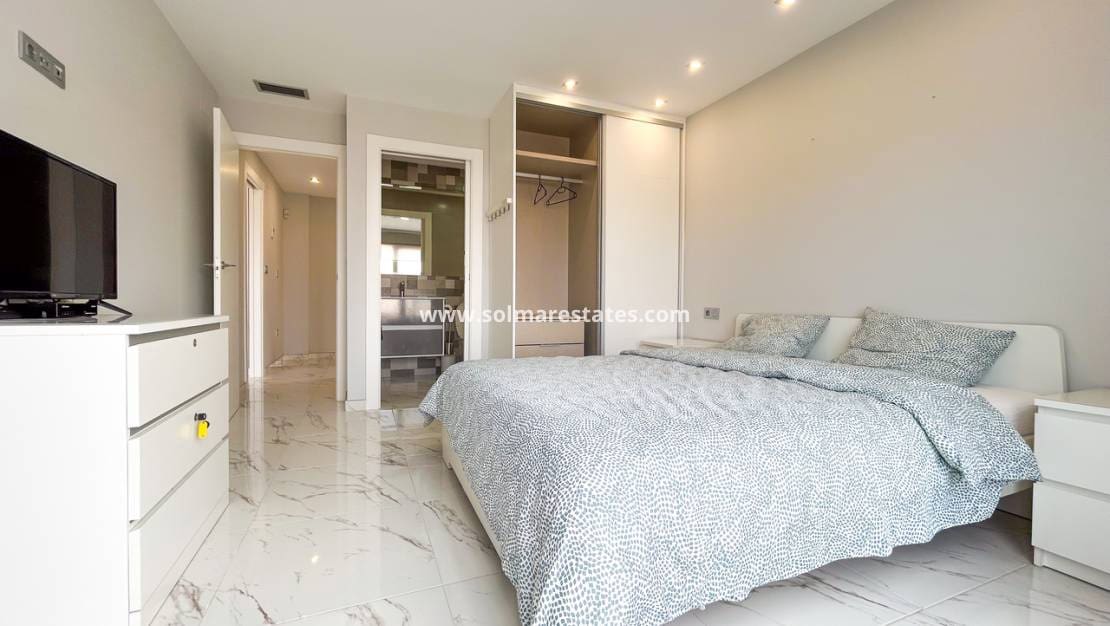 3 bedroom Villa for sale in Villamartin with pool - € 379,995 (Ref: 10135267)