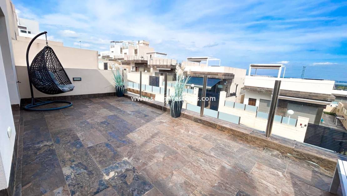 3 bedroom Villa for sale in Villamartin with pool - € 379,995 (Ref: 10135267)