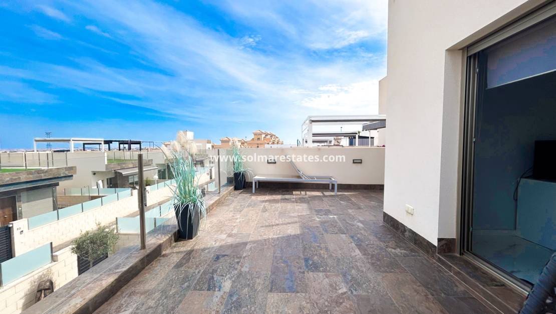 3 bedroom Villa for sale in Villamartin with pool - € 379,995 (Ref: 10135267)