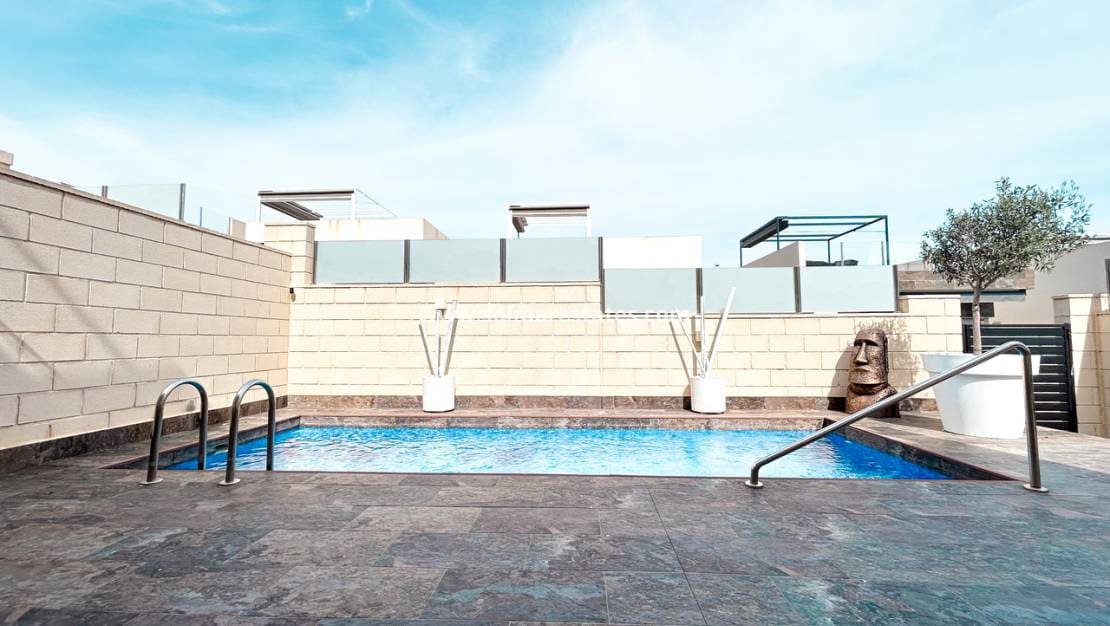 3 bedroom Villa for sale in Villamartin with pool - € 379,995 (Ref: 10135267)