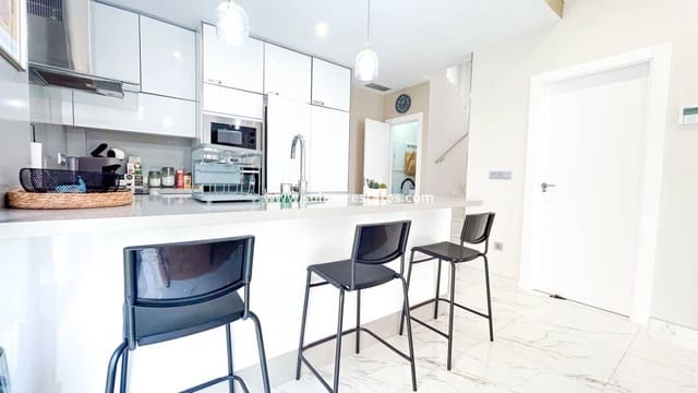 Chalet de 3 habitaciones en Villamartin, Orihuela en venta con piscina - 379.995 € (Ref: 10135267)