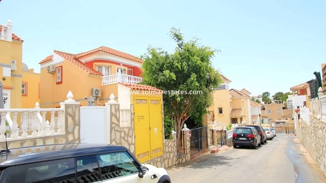 2 soveværelse Semi-Rækkehus til salg i Villamartin med swimmingpool garage - € 199.000 (Ref: 10145321)