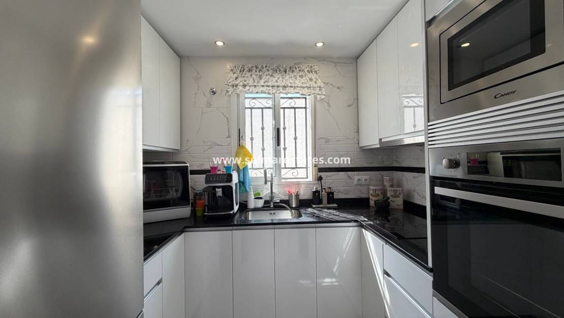 2 bedroom Apartment for sale in Los Montesinos with pool - € 150,000 (Ref: 10145324)