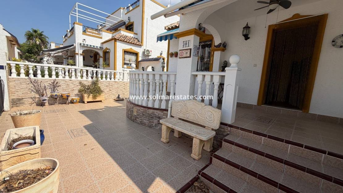 3 slaapkamer Rijtjeshuis te koop in Los Montesinos met zwembad - € 185.000 (Ref: 10145330)
