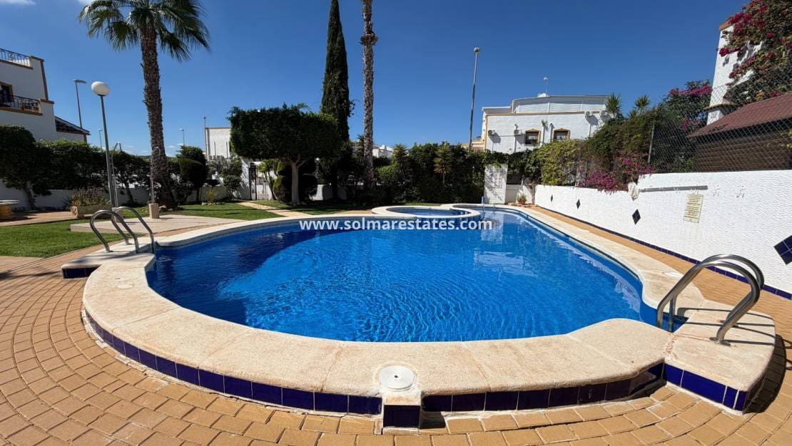 3 slaapkamer Rijtjeshuis te koop in Los Montesinos met zwembad - € 185.000 (Ref: 10145330)