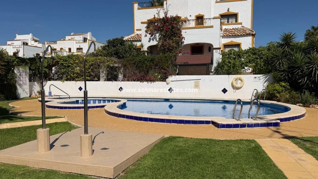 3 slaapkamer Rijtjeshuis te koop in Los Montesinos met zwembad - € 185.000 (Ref: 10145330)