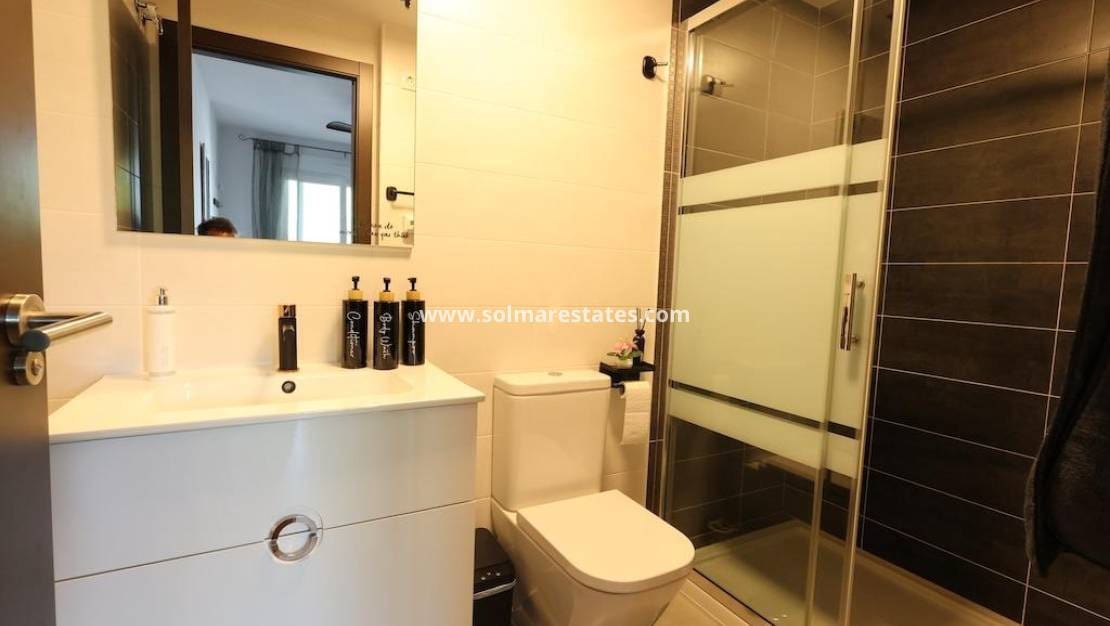 2 Zimmer Apartment zu verkaufen in Villamartin mit Pool - 278.000 € (Ref: 10157038)