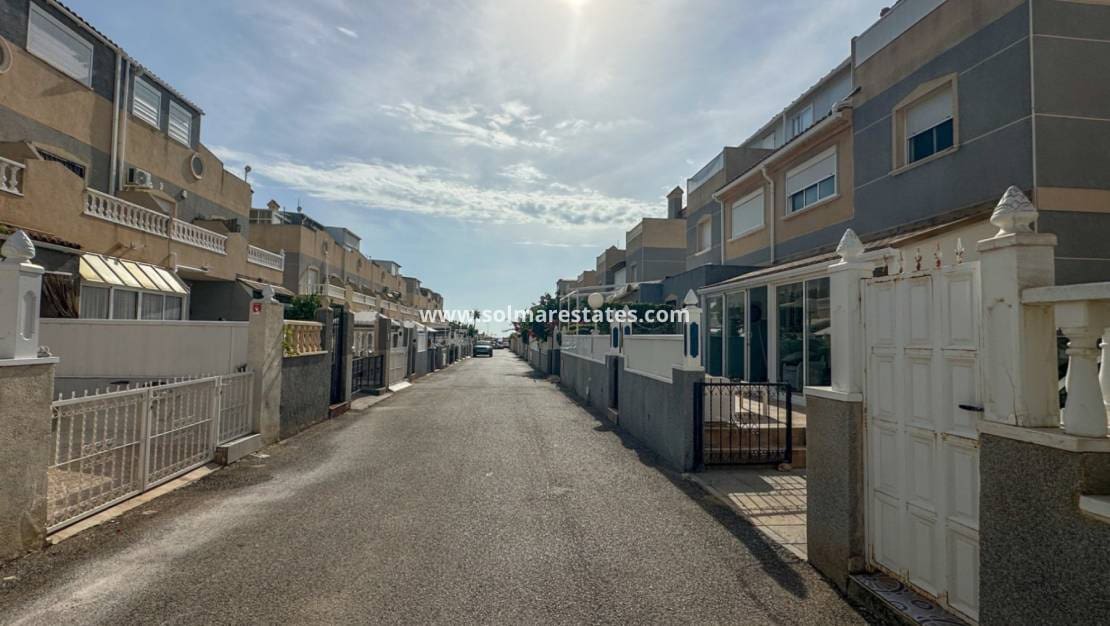 2 chambre Maison de Ville à vendre à Playa Flamenca avec piscine - 180 000 € (Ref: 10158437)