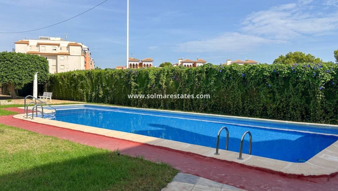 2 chambre Maison de Ville à vendre à Playa Flamenca avec piscine - 180 000 € (Ref: 10158437)