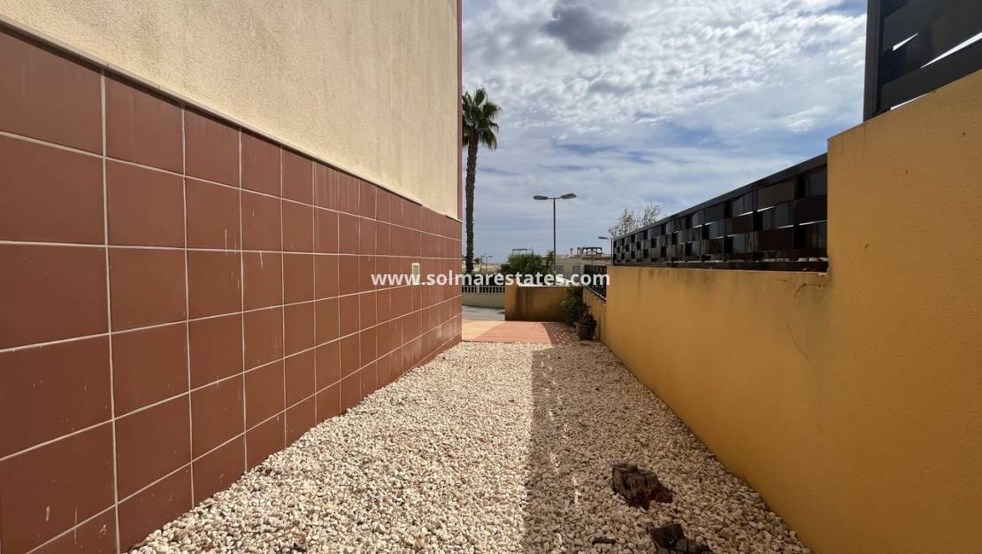 2 bedroom Apartment for sale in Algorfa with pool - € 155,000 (Ref: 10159965)