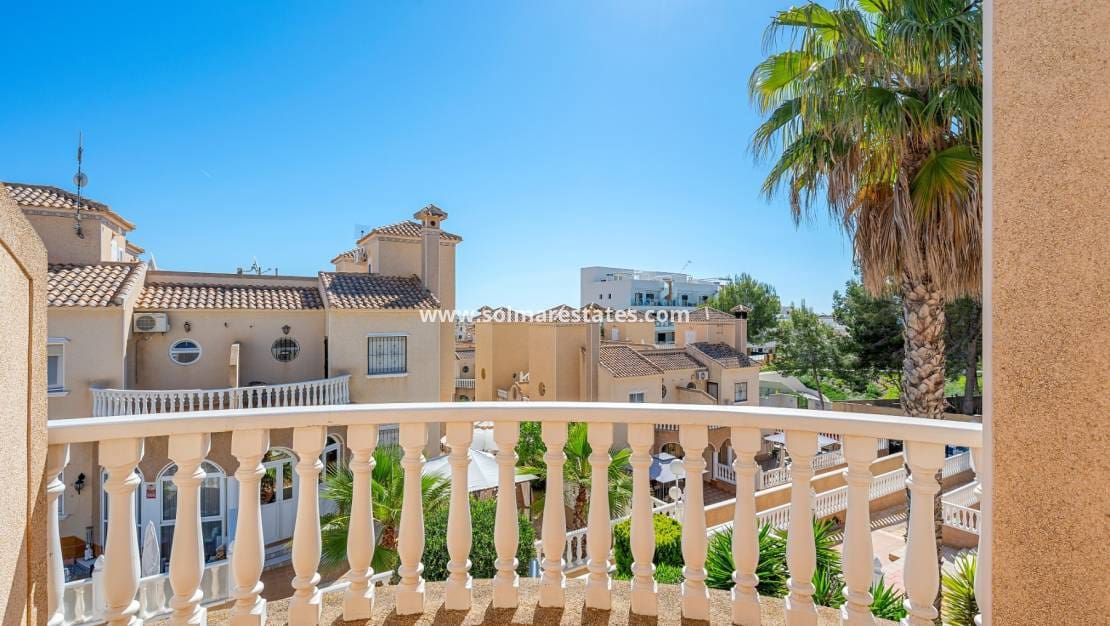 3 bedroom Townhouse for sale in Villamartin with pool garage - € 265,000 (Ref: 10160090)