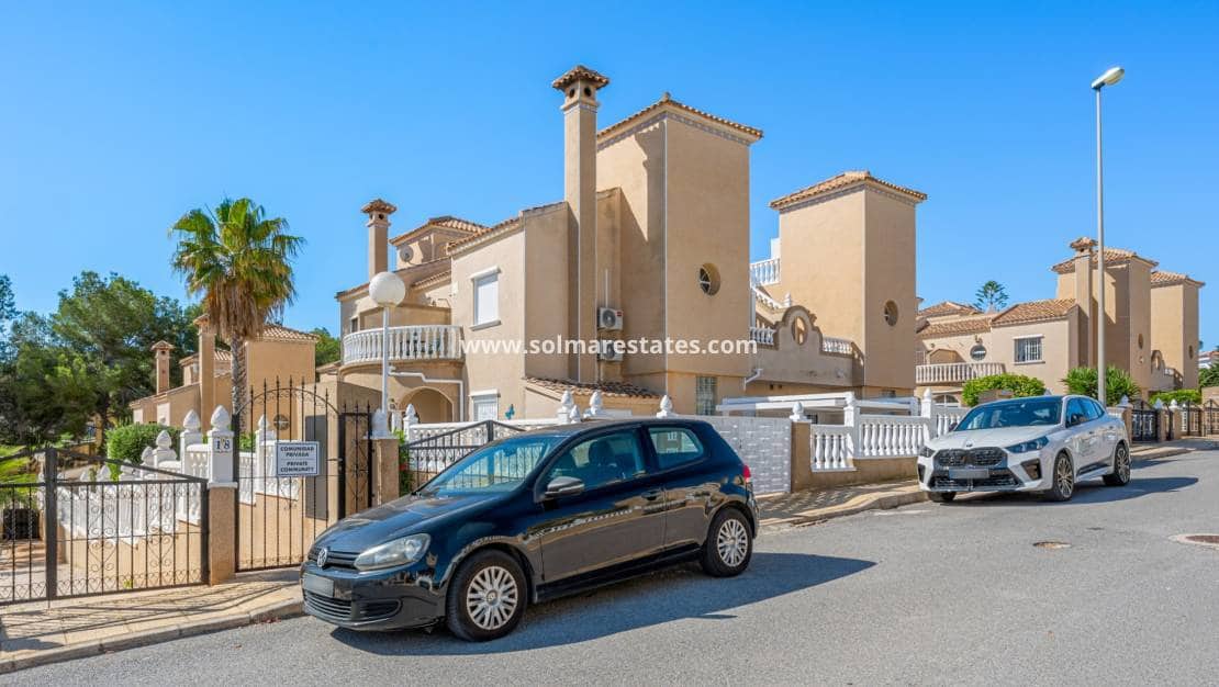 3 bedroom Townhouse for sale in Villamartin with pool garage - € 265,000 (Ref: 10160090)