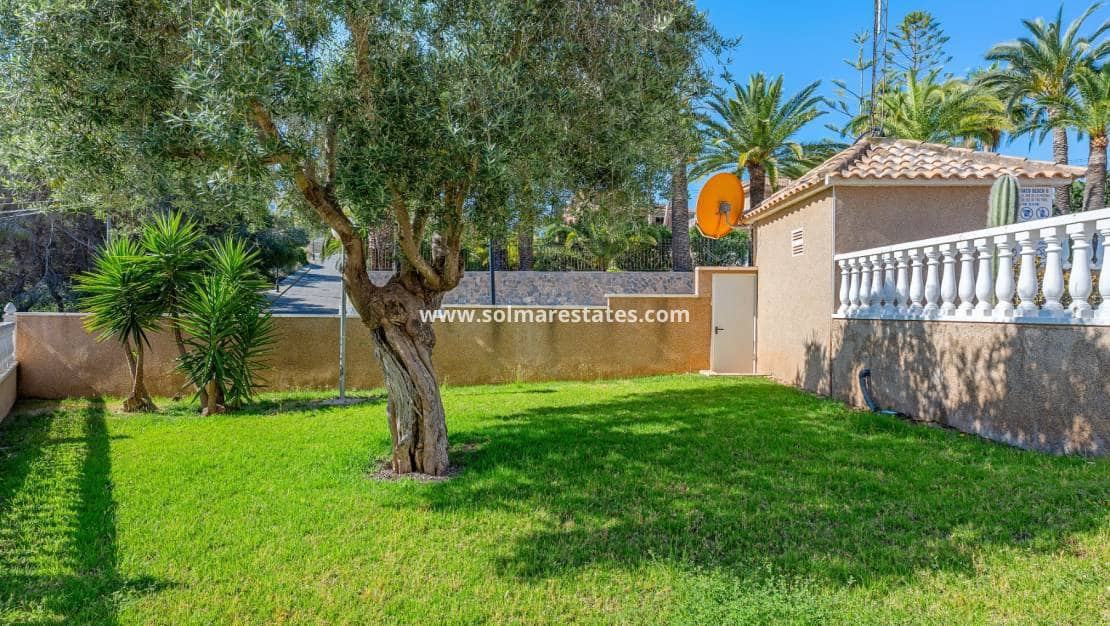 3 bedroom Townhouse for sale in Villamartin with pool garage - € 265,000 (Ref: 10160090)