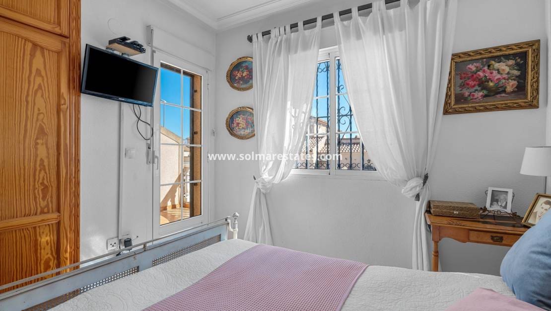 3 bedroom Townhouse for sale in Villamartin with pool garage - € 265,000 (Ref: 10160090)
