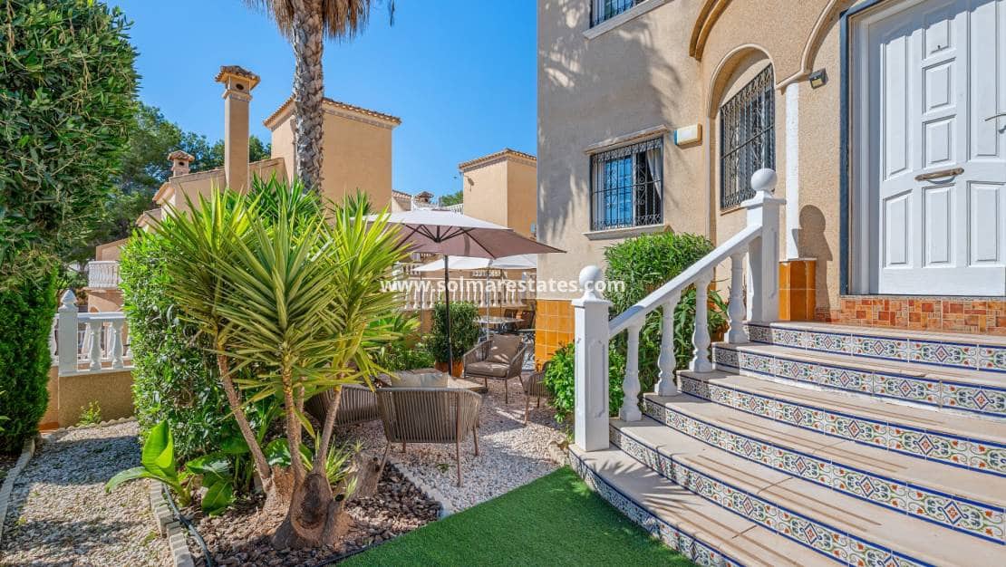 3 bedroom Townhouse for sale in Villamartin with pool garage - € 265,000 (Ref: 10160090)