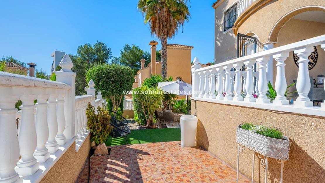 3 bedroom Townhouse for sale in Villamartin with pool garage - € 265,000 (Ref: 10160090)