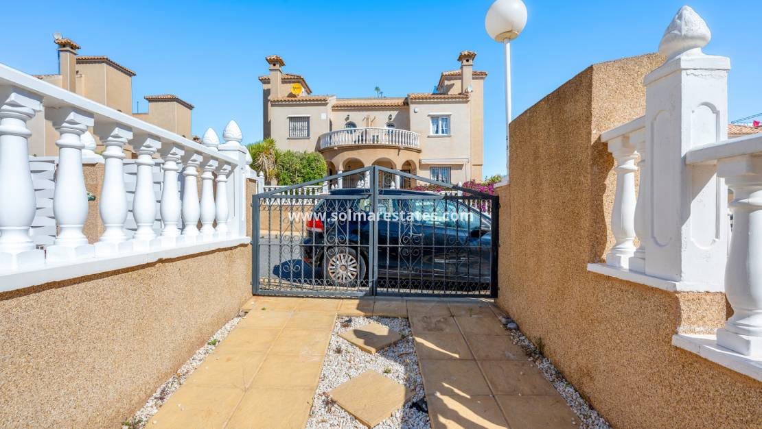3 bedroom Townhouse for sale in Villamartin with pool garage - € 265,000 (Ref: 10160090)