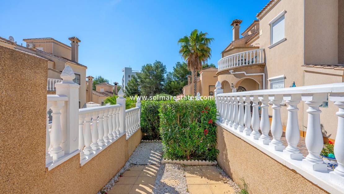 3 bedroom Townhouse for sale in Villamartin with pool garage - € 265,000 (Ref: 10160090)