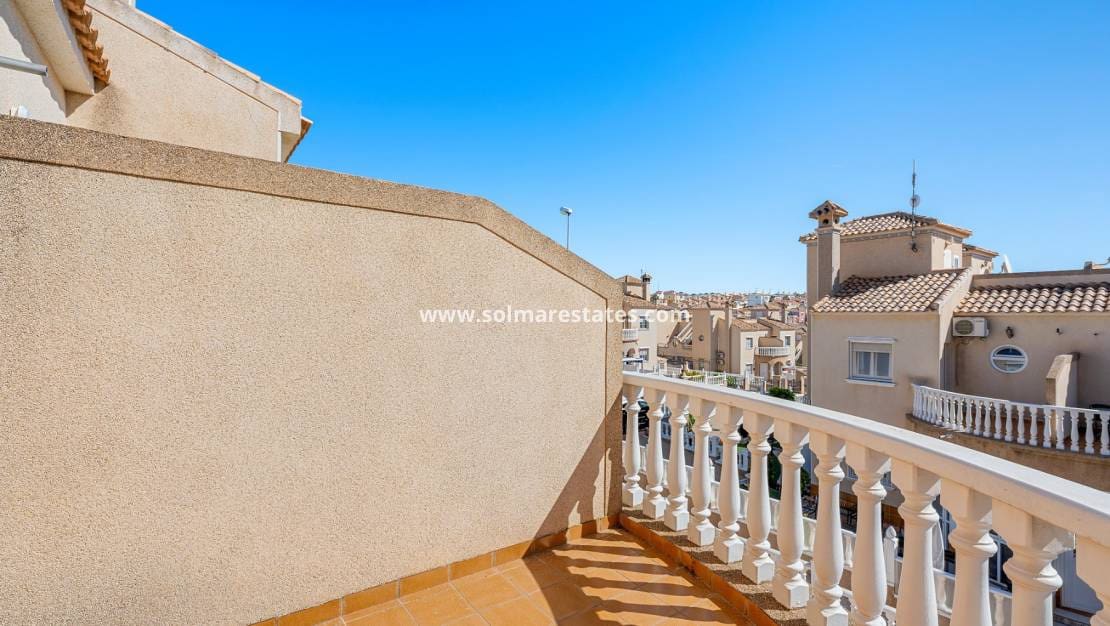 3 bedroom Townhouse for sale in Villamartin with pool garage - € 265,000 (Ref: 10160090)