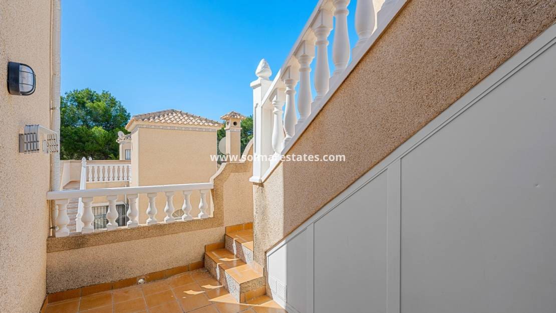 3 bedroom Townhouse for sale in Villamartin with pool garage - € 265,000 (Ref: 10160090)