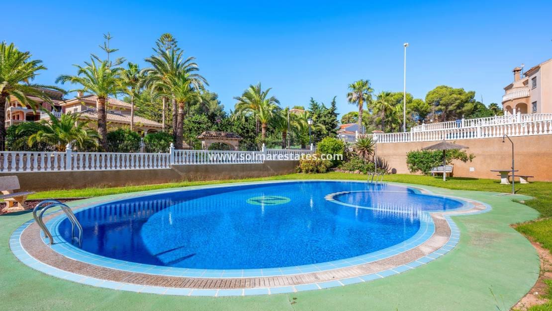 3 bedroom Townhouse for sale in Villamartin with pool garage - € 265,000 (Ref: 10160090)