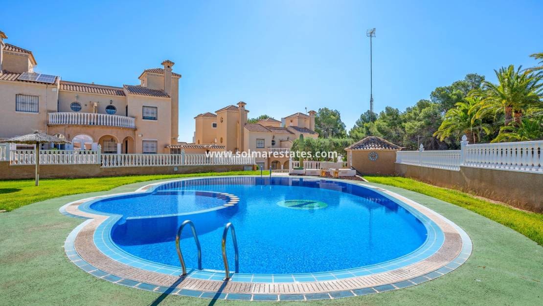 3 bedroom Townhouse for sale in Villamartin with pool garage - € 265,000 (Ref: 10160090)