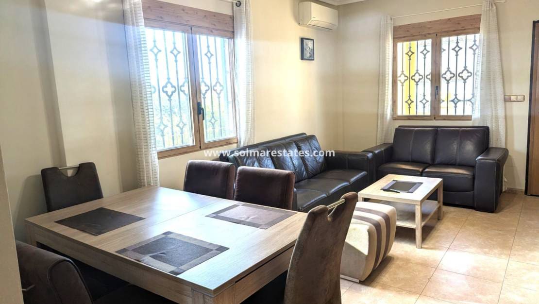 3 chambre Villa/Maison à vendre à Villamartin avec piscine - 390 000 € (Ref: 10165358)