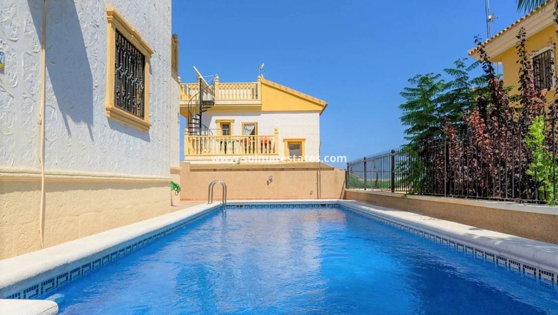 3 chambre Villa/Maison à vendre à Villamartin avec piscine - 390 000 € (Ref: 10165358)