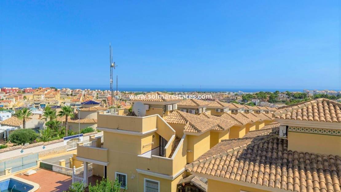 3 chambre Villa/Maison à vendre à Villamartin avec piscine - 390 000 € (Ref: 10165358)