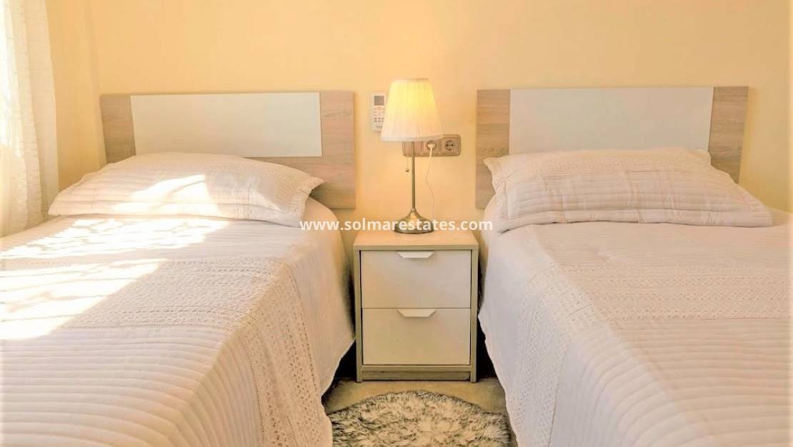 3 chambre Villa/Maison à vendre à Villamartin avec piscine - 390 000 € (Ref: 10165358)