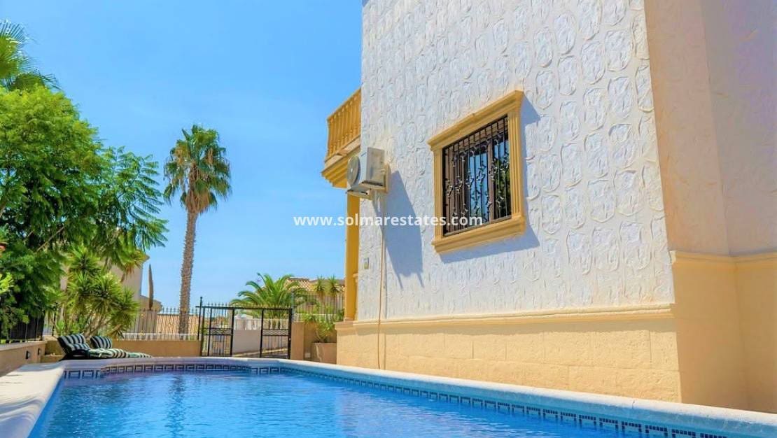 3 chambre Villa/Maison à vendre à Villamartin avec piscine - 390 000 € (Ref: 10165358)