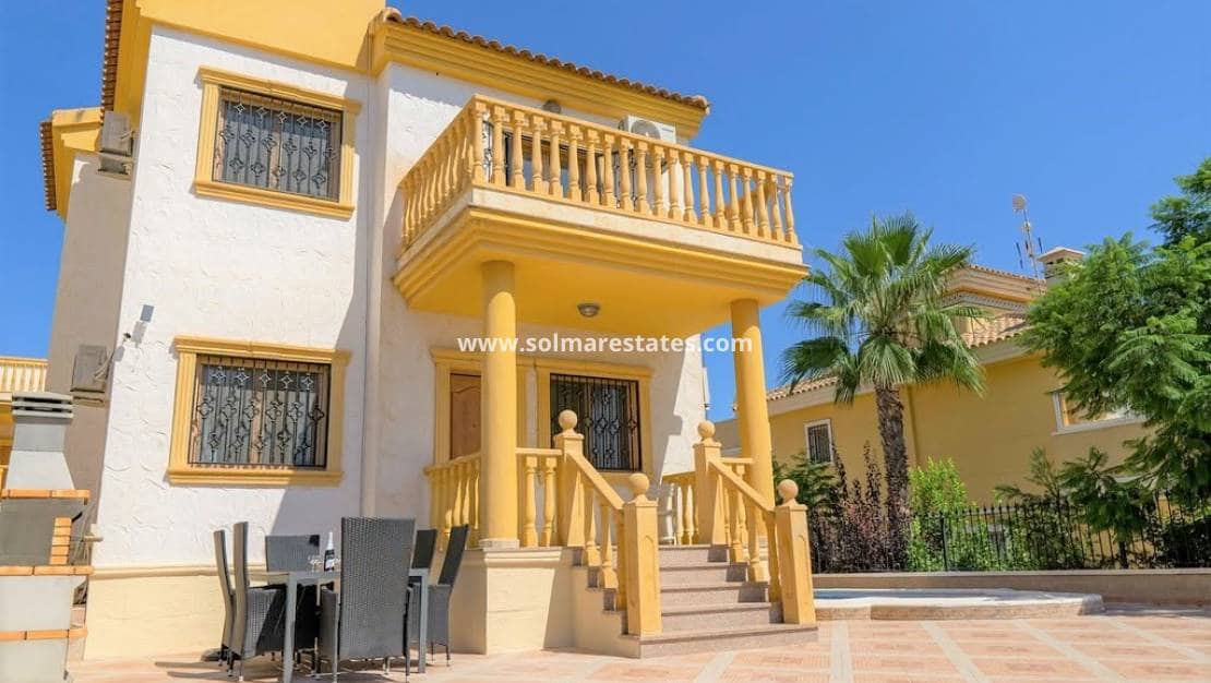 3 chambre Villa/Maison à vendre à Villamartin avec piscine - 390 000 € (Ref: 10165358)