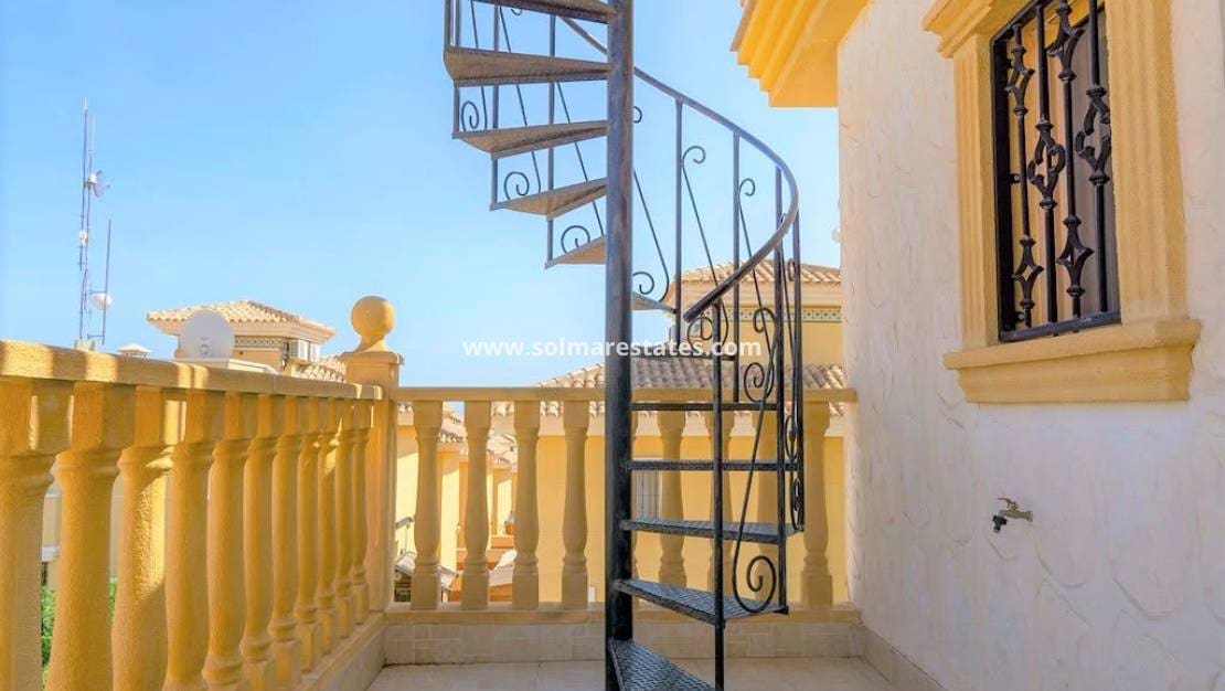 3 chambre Villa/Maison à vendre à Villamartin avec piscine - 390 000 € (Ref: 10165358)