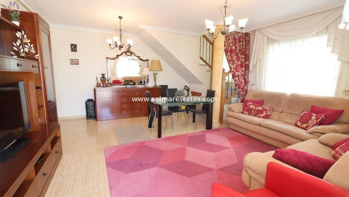 3 Zimmer Villa zu verkaufen in Villamartin mit Pool Garage - 360.000 € (Ref: 10165360)