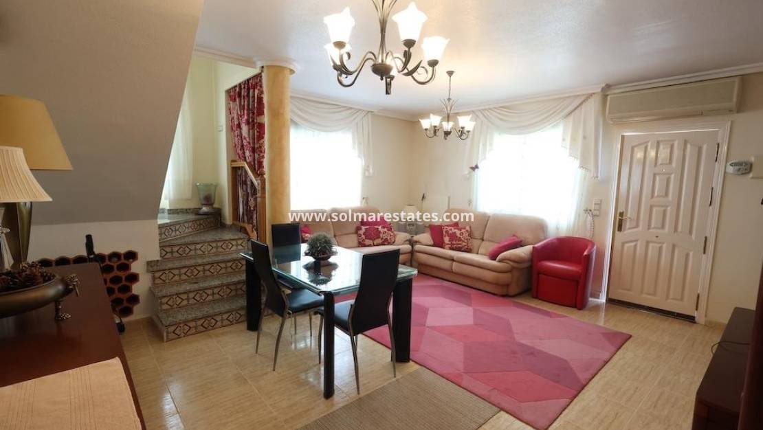 3 Zimmer Villa zu verkaufen in Villamartin mit Pool Garage - 360.000 € (Ref: 10165360)