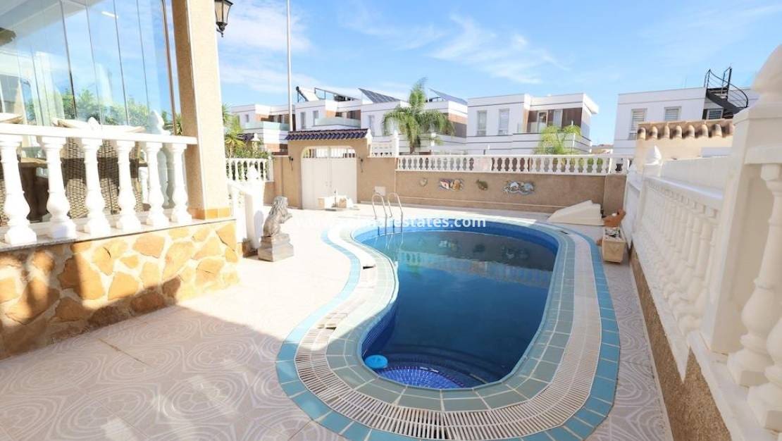 3 Zimmer Villa zu verkaufen in Villamartin mit Pool Garage - 360.000 € (Ref: 10165360)